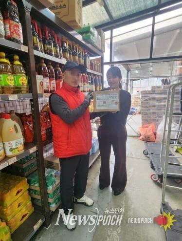 거제시정신건강복지센터, 연말 맞아 생명존중문화 확산 참여업소에 감사 홍보물 전달