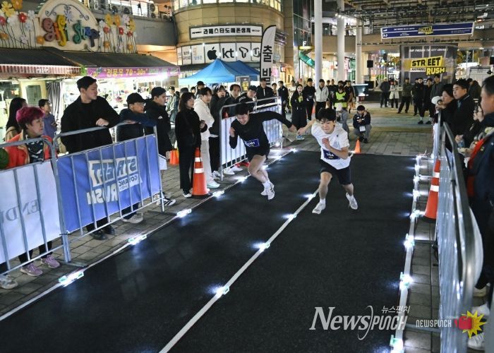 ‘2025 고양 스트릿 러쉬 in 라페스타’50m 레이스에서 참가자들이 경기를 펼치고 있다.
