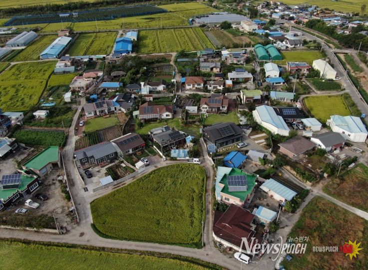 신재생 에너지 설비 보급이 완료된 흥해읍 매산리 전경.