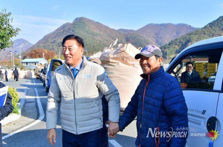 김한종 장성군수(좌측)가 17일 북하면 쌀 수매 현장을 방문해 농업인들에게 감사 인사를 전했다