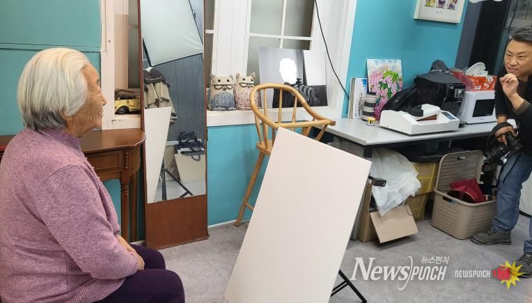 양평군 양동면 지역사회보장협의체, 어르신 장수사진 촬영… 건강과 행복 기원