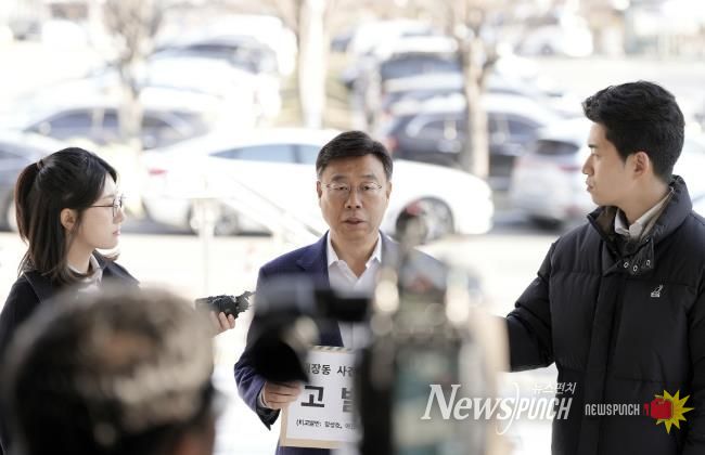 신상진 성남시장이 19일 오전 공수처에 고발장을 접수하고 있다
