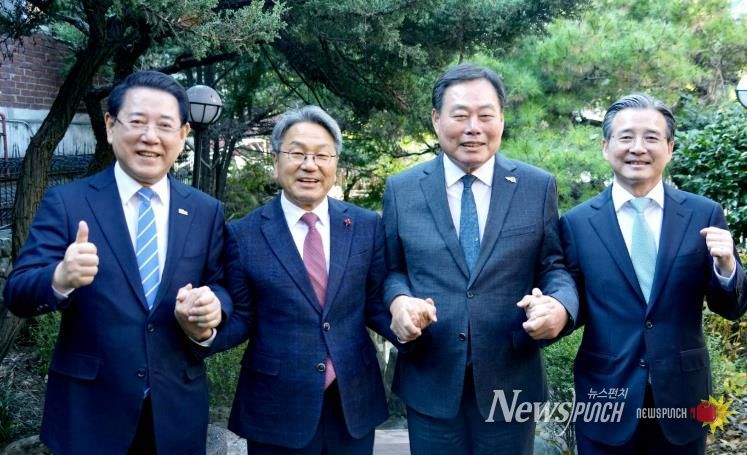 김영록 전라남도지사(왼쪽)가 19일 서울에서 광주 민간·군공항 통합이전 현안 논의와 관련, 김용범 대통령실 정책실잘(오른쪽), 강기정 광주광역시장(왼쪽 두 번째), 김산 무안군수와 간담회를 한 후 기념촬영을 하고 있다.