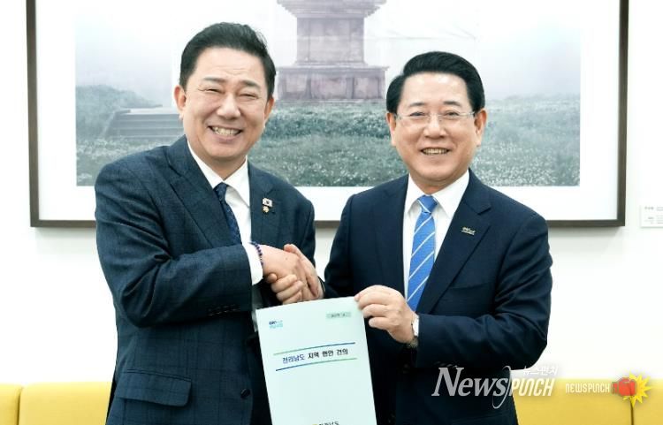 김영록 전라남도지사(오른쪽)가 19일 서울 국회에서 김병기 더불어민주당 원내대표와 면담을 갖고 2026년 국고 핵심사업 해결을 위한 건의 및 협조를 요청하고 있다.