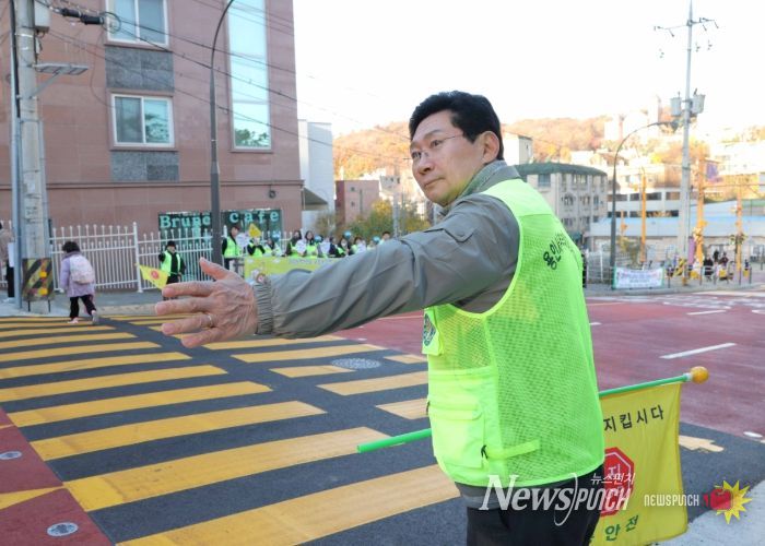 19일 교동초 앞에서 이상일 시장이 교통지도 봉사를 하고 있다