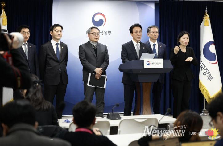 김민석 국무총리가 18일 세종대로 정부서울청사에서 '론스타 국제투자분쟁(ISDS) 취소 신청' 관련 긴급 브리핑을 하고 있다.