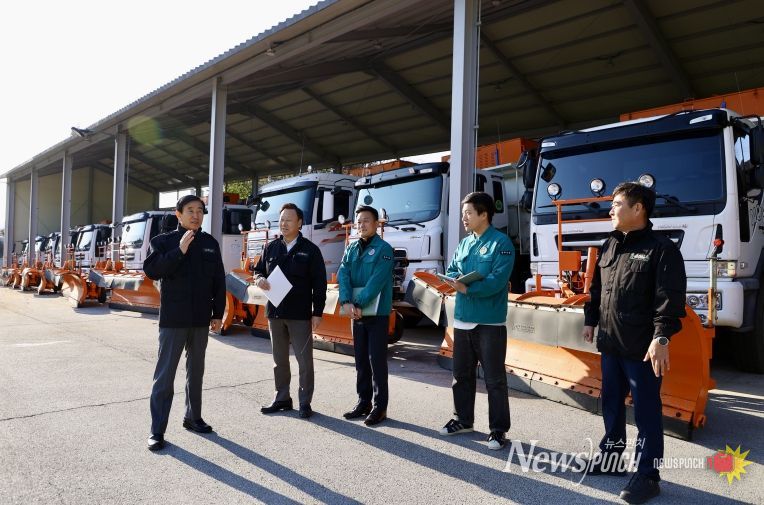 조길형 충주시장 동절기 재난 대비 현장 점검(왼쪽 조길형 시장이 제설제와 차량 장비 가동을 확인하고 있다)
