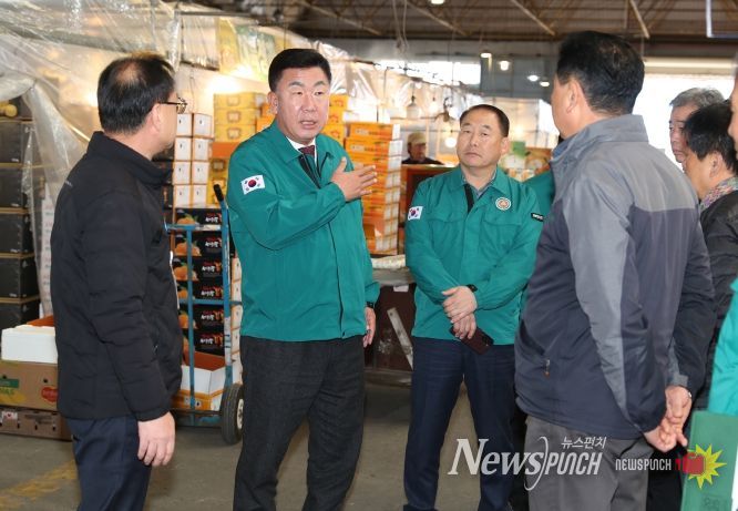 이범석 청주시장, 겨울철 적설 취약시설 및 한파쉼터 점검. 사진(농수산물도매시장)