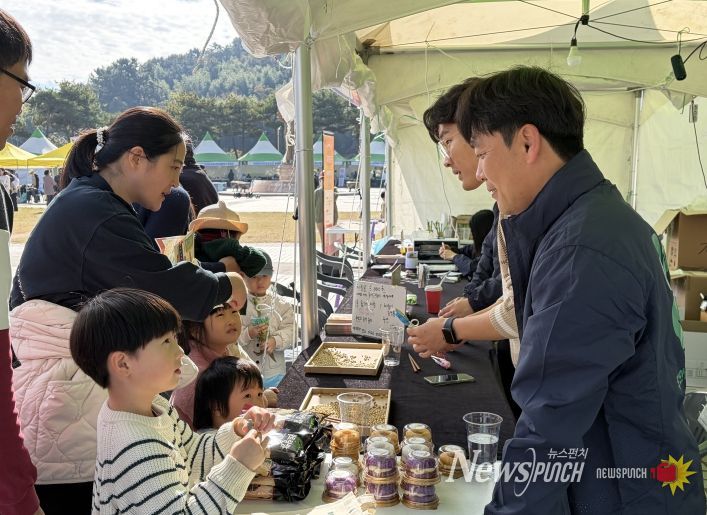 4-H연합회 부스에서 진행한 무안양파오링떡 홍보 활동