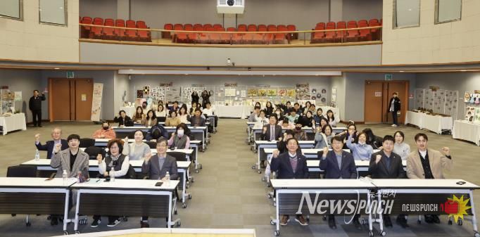 장애인 학습자들이 18일 안산문화예술의전당 국제회의장에서 ‘안산시 장애인 평생학습 성과공유회’를 진행하고 있다.