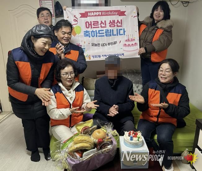 수원시 영통구 망포2동 지역사회보장협의체, 따뜻한 마음을 나누는 홀몸 어르신 생신 축하