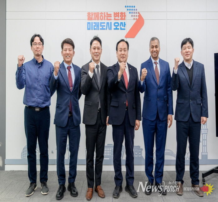 (왼쪽 두 번째부터) 박광선 어플라이드 머티어리얼즈 코리아 대표, 이권재 오산시장, 사티시 쿠푸라오 어플라이드 머티어리얼즈 반도체 운영 총괄 부사장 등이 어플라이드 컬래버레이션 센터 코리아 부지에서 현장점검 후 기념촬영을 하고 있다.