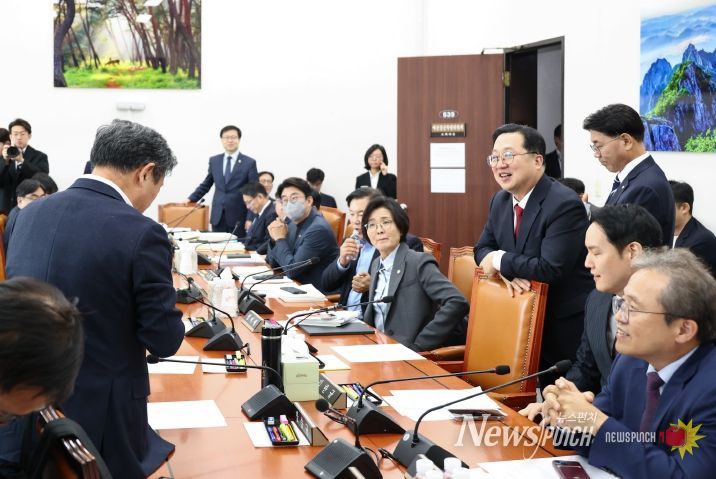 예결특위 소위 회의실을 방문한 이장우 대전시장