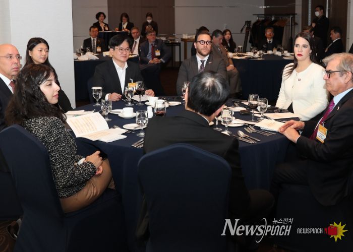 전국다문화도시협의회(회장 김병수)가 지난 20일 롯데호텔서울에서 주한 공관장을 초청해 오찬 간담회를 개최했다.