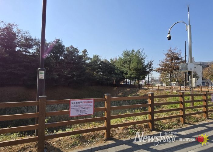 고양시 일산서구, 덕이 제1저류지 노후 안전휀스 교체- 도시미관 고려, 목재 울타리 형태로 재설치…2011년 설치 이후 14년 만에 새 단장
