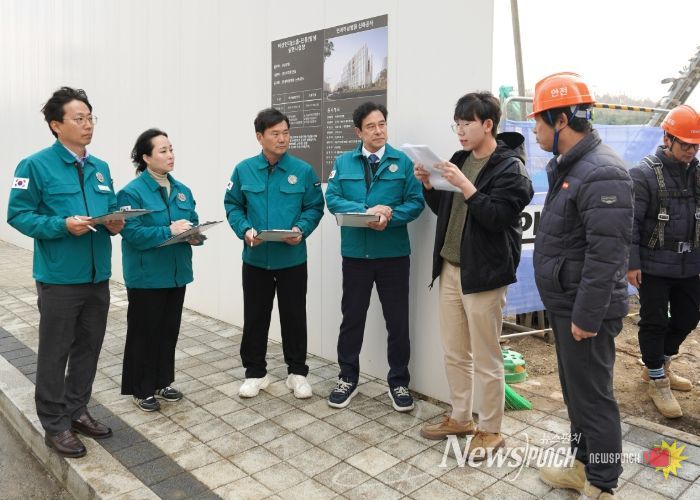 하남시의회 도시건설위원회 소속 의원들이 11월 20일 오후 2025년 행정사무감사를 앞두고 풍산동 소재 연세하남병원 신축 공사 현장을 방문해 도로점용 미준수에 의한 안전사고 예방 관련 질의응답을 하고 있다. (사진_하남시의회 제공)