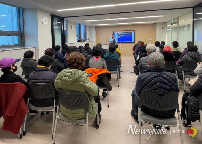 20일 철산건강생활지원센터 건강교육실에서 '우리동네 건강강좌'를 진행하고 있다.