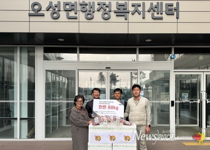 왼쪽부터 해림농장 최인희 사장, 강성식 오성면장 / 대한한돈협회 평택지부 조양연 부지부장, 박성철 이사