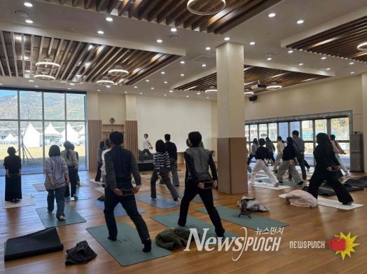 - 1일 선샤인 밀양 테마파크에서 진행한 2025년 밀양시 지방세 담당공무원 연찬회 단체 사진