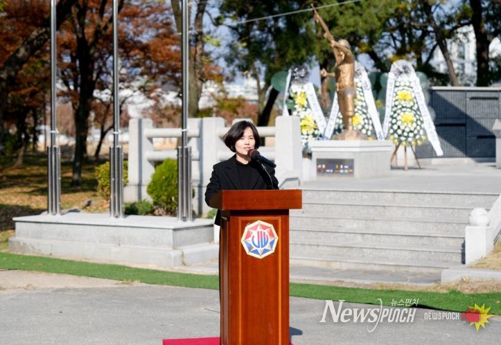 남미경 경주시 시민복지국장이 제6회 참전유공자 추모 및 명예선양비 기념식에서 기념사를 전하고 있다