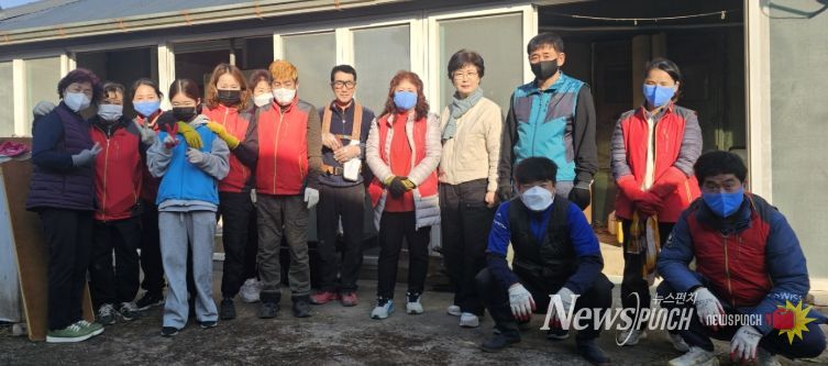 지난 22일 아마모 봉사단이 금호읍 취약계층 가구를 찾아 집수리 봉사활동을 펼쳤다.