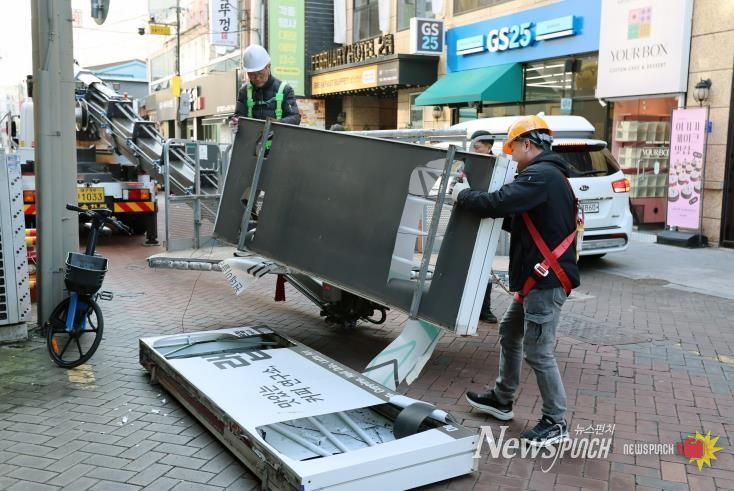 대구 중구, 폐업 간판 52개 무상 철거… 안전사고 예방·도시미관 개선 효과