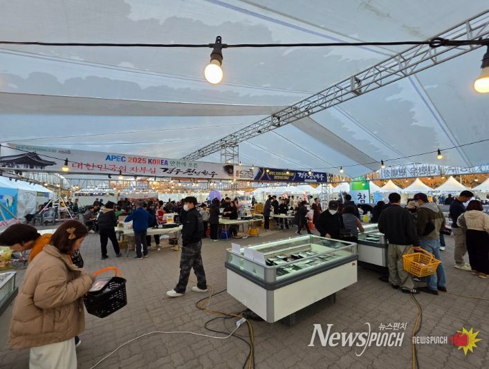 경주 황성공원 타임캡슐광장에 마련된 '2025 경주 한우축제' 판매체험 부스에서 시민들이 천년한우와 지역 축산물을 구매하고 있다