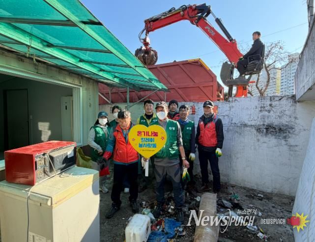 주거환경개선에 참여한 전국민주연합노동조합 화순지부 조합원(환경미화원)모습