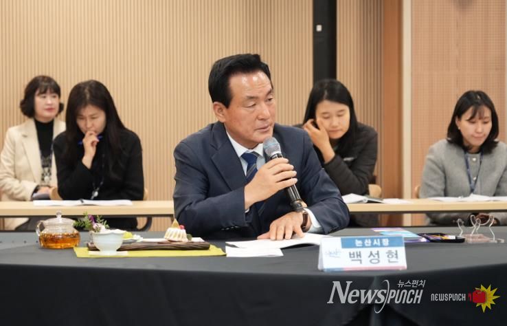 건의사항을 전달하는 백성현 논산시장