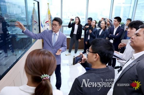 성동구를 방문한 태국 지방정부 관계자들에게 스마트 정책 소통 시스템을 설명하고 있는 정원오 성동구청장 모습