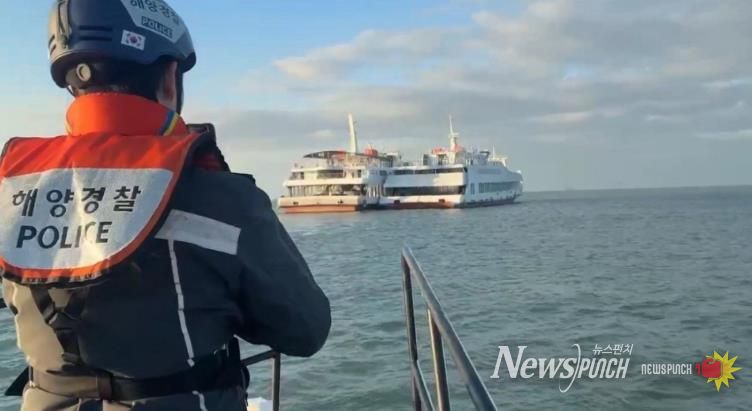 흑일도 남방 해상서 여객선 기관고장.. 완도해경, 신속 대응으로 승객 안전 확보(배포사진).