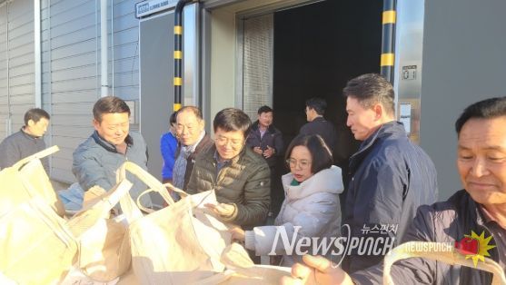 이호범 화순 부군수가 26일 사평육묘장을 직접 방문해 2025년산 공공비축미곡 매입 상황을 점검하고, 농업인들을 격려했다.
