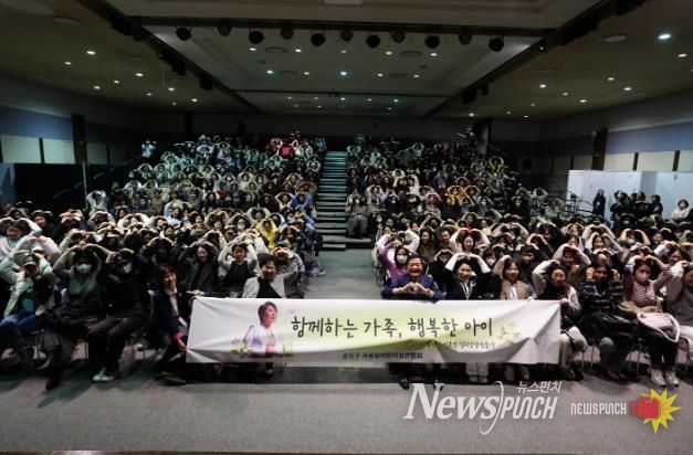 이승로 성북구청장(앞줄 오른쪽 일곱 번째)과 참석자들이 기념 촬영을 하고 있다