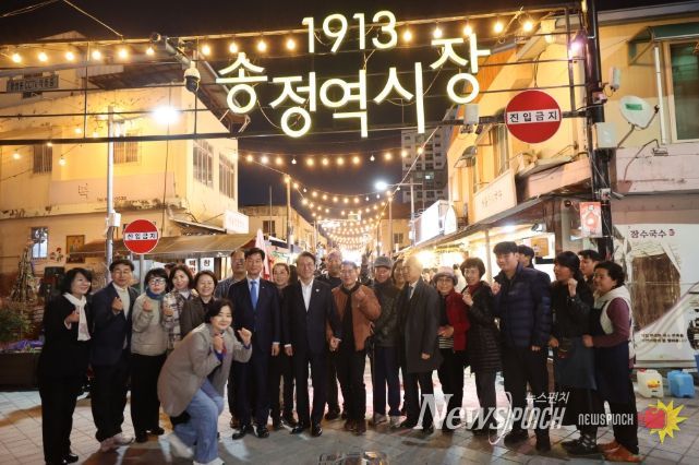 김민석 국무총리가 26일 광주 광산구 1913송정역시장을 방문, 상인들과 인사를 나누고 기념촬영을 하고 있다.