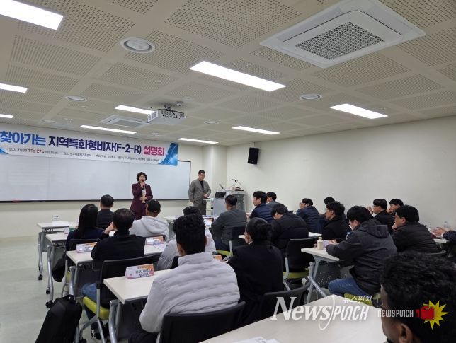 황인수 도 외국인공동체과장이 참석해 인사말을 하고 있다.