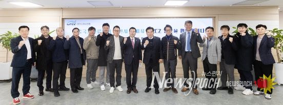 광양만권경제자유구역청 청사에서 한국국제물류협회 회원사 관계자들이 광양항 및 광양만권 산업단지 현장시찰에 앞서 구충곤 청장 등과 함께 기념촬영을 하고 있다.