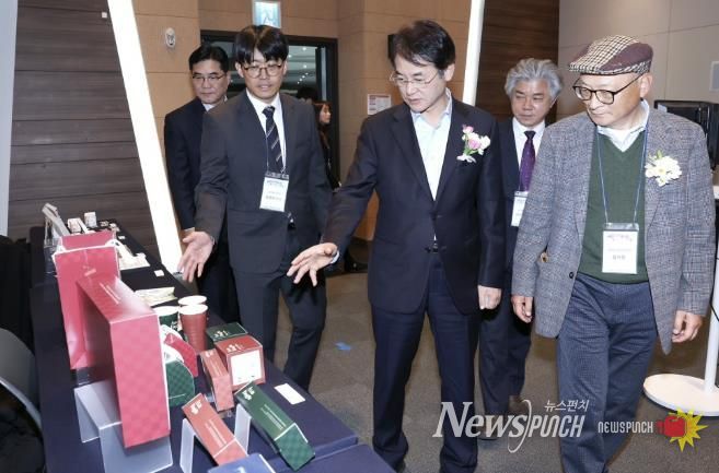 이동환 고양특례시장이‘2025 인쇄기술경진대회’수상 작품을 살펴보고 있다.