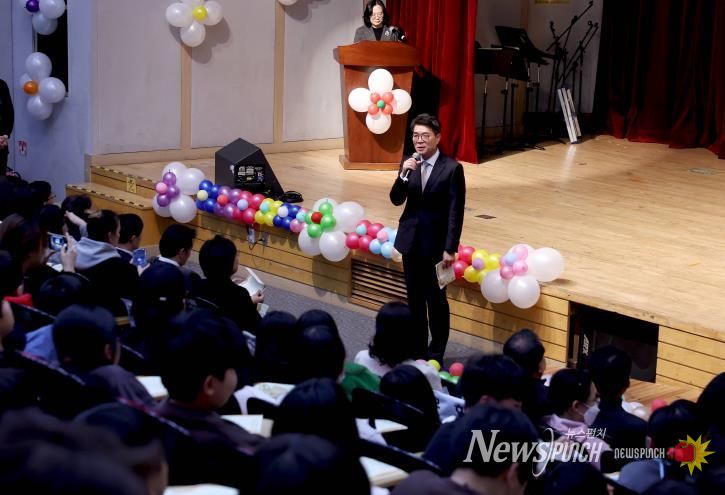 '2025년 지역아동센터 연합문화제'에서 인사말하는 정원오 성동구청장