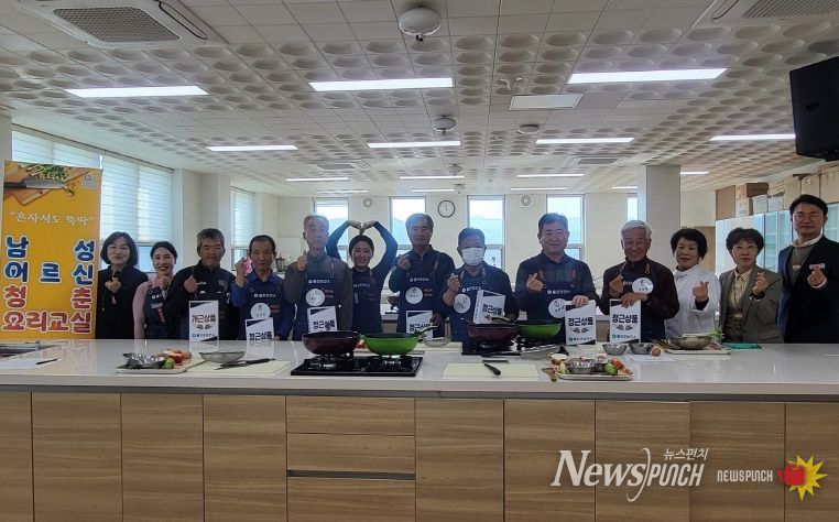 제3기‘남성어르신 청춘 요리교실’로 뜨거운 호응을 받으며 마무리했다
