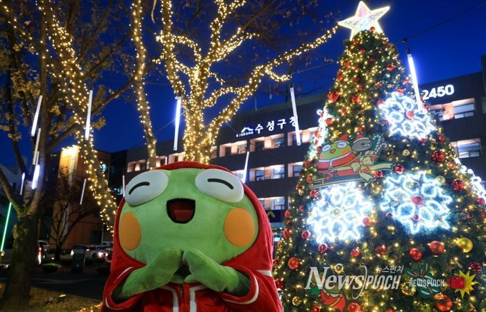 성탄 트리 앞에 있는 수성구 대표 캐릭터 ‘뚜비’ 사진