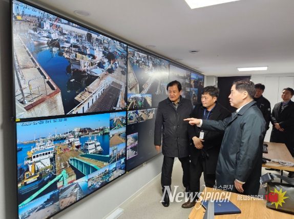인천항만공사 이경규 사장이 ‘인천항 통합관제 시스템’을 점검하고 있다 / 사진 제공 = 인천항만공사