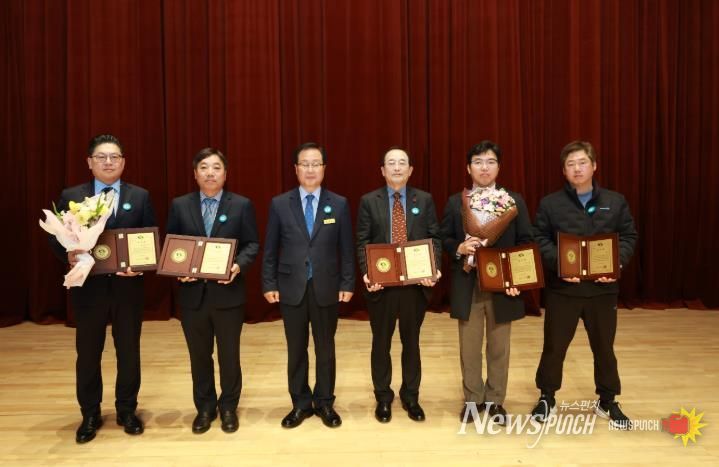 완주군, 지방재정 이끈 우수납세자 감사패 수여