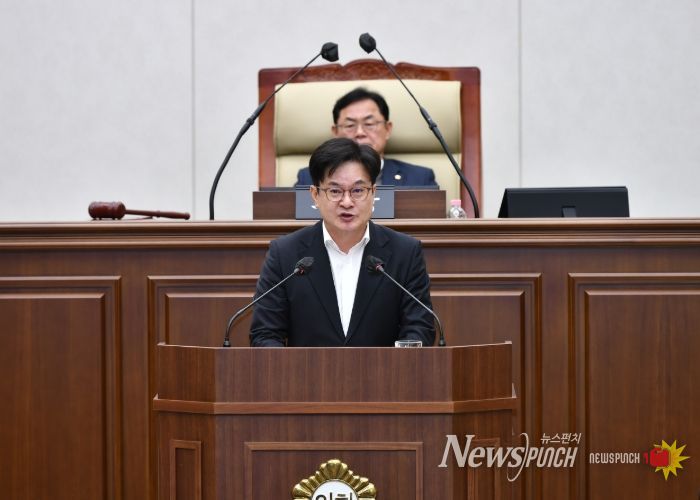 김병수 시장이 1일 김포시의회 제264회 임시회에서 2026년도 시정 및 운용 방향에 대한 시정연설을 하고 있다.