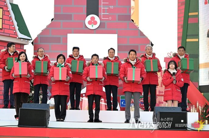 오세훈 서울시장이 1일 광화문광장에서 열린 ‘희망2026 나눔캠페인 출범식’에서 온도탑 점등 퍼포먼스에 참여하고 있다.