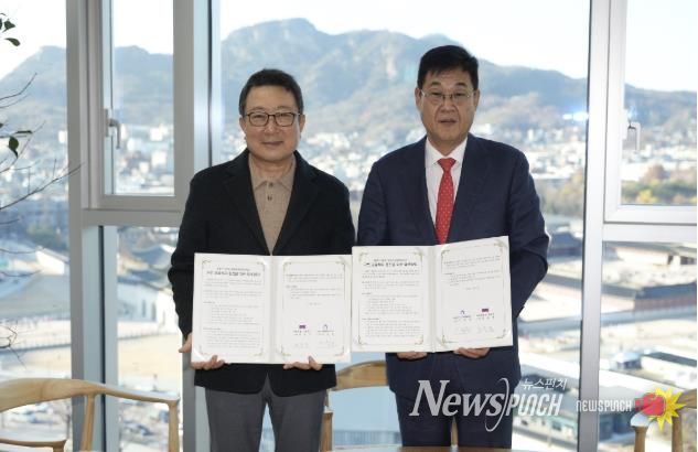 이옥원 (사)미래경제교육네트워크 이사장(좌)과 정문헌 종로구청장(우)