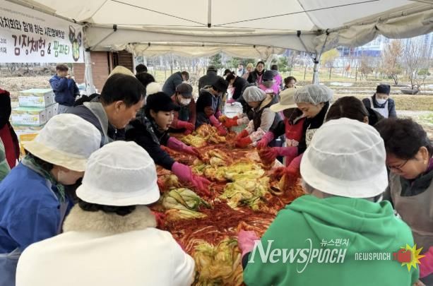 시흥시 배곧2동 주민자치회, 김장 나눔으로 지역사회에 온정 전달
