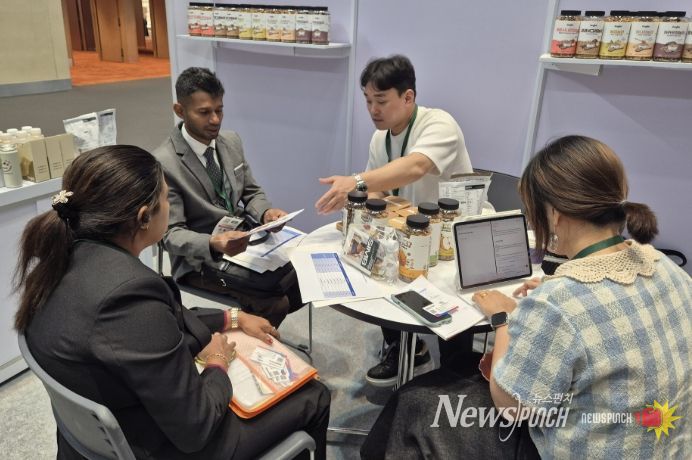 서울푸드 인 방콕 전남 농수산식품관 상담 사진