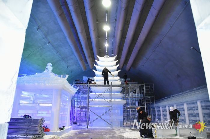 지난달 29일 화천군 화천읍 서화산 다목적 광장에서 실내얼음조각 광장 조성작업이 진행되고 있다