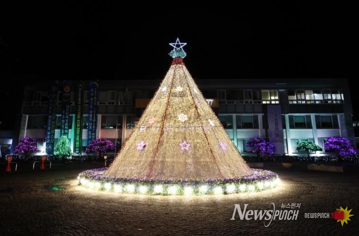 무주군청 앞 대형 성탄 조형물 점등