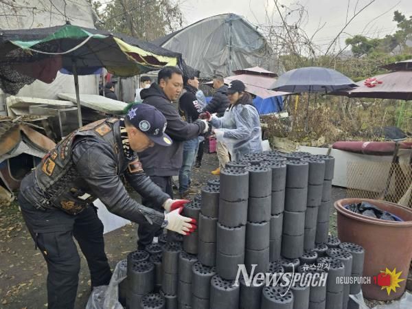 할리데이비슨 투어클럽 로드엔젤스 동호회 회원들이 연탄을 나르고 있다.